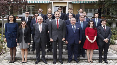 El Rey anima a los nuevos diplomáticos a defender España en un mundo complejo