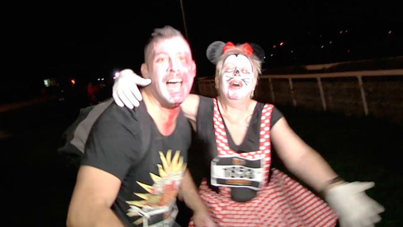 Nuestros participantes se calientan en la Haloween Run