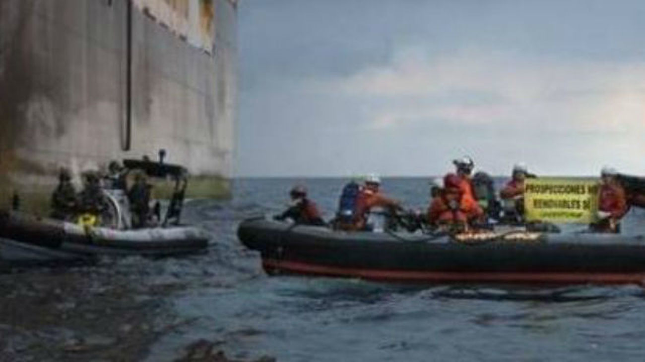 La Armada impide que Greenpeace aborde un buque de Repsol en Canarias