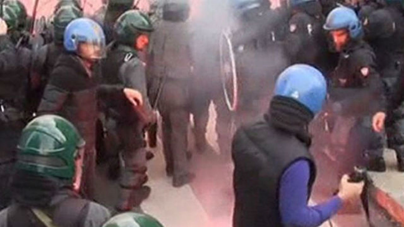 Tensa jornada de protestas en Italia contra las políticas de Renzi