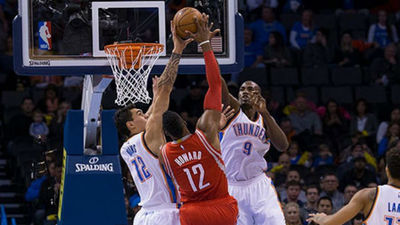 Caen los Thunder y Warriors se exhibe ante Lakers