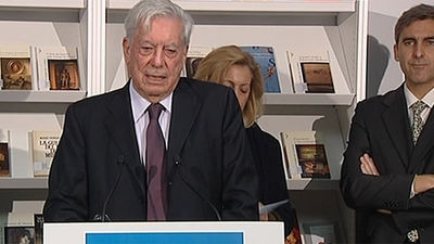 El Gobierno regional aprueba condecorar a Vargas Llosa y al Teatro Real