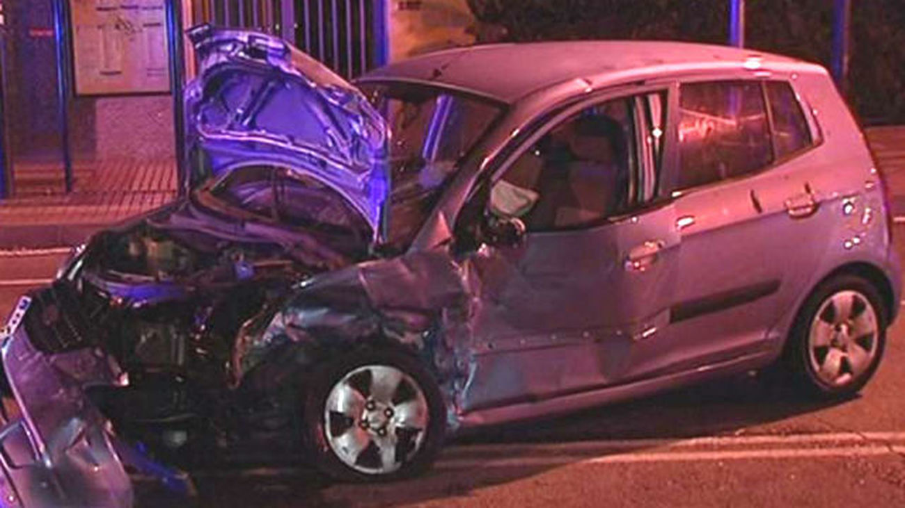 Dos personas heridas, una grave, al chocar dos vehículos en la calle Alcalá