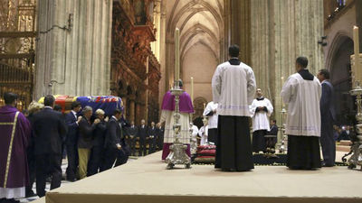 Miles de personas despiden a la duquesa de Alba en su funeral en Sevilla