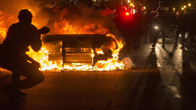 Edificios y coches ardiendo y más de una veintena de detenidos en Ferguson