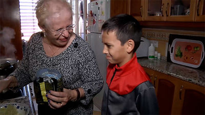 Teresa acompaña a su nieto al cole