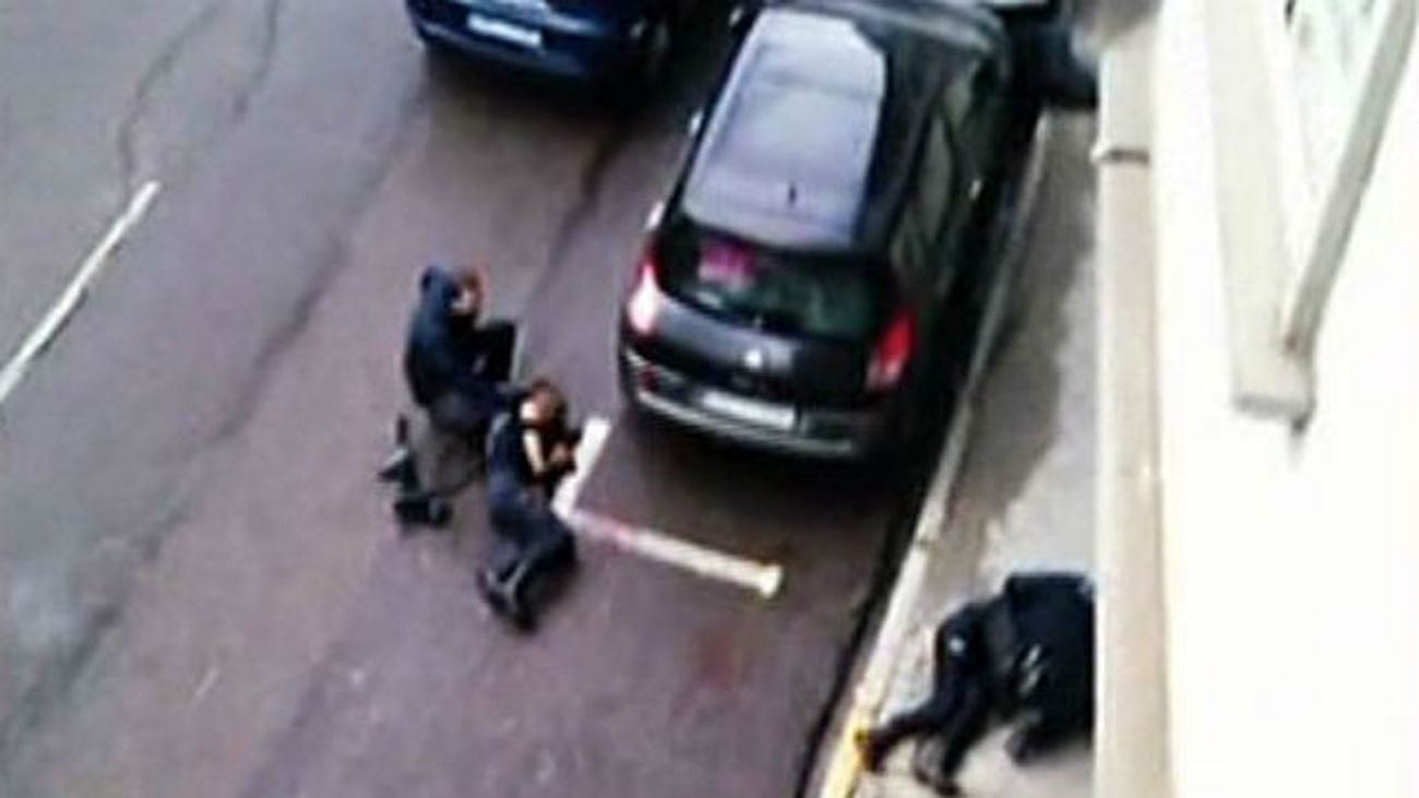 Una policía y un atracador mueren en el tiroteo de un atraco a un banco en Vigo