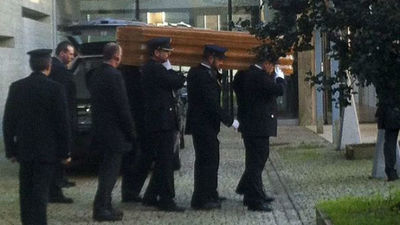 Despedida multitudinaria y con todos honores a la agente muerta en el atraco en Vigo