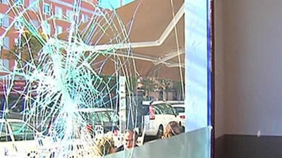 El juez deja en libertad con cargos a los tres ultras del Sevilla detenidos por destrozos en un bar