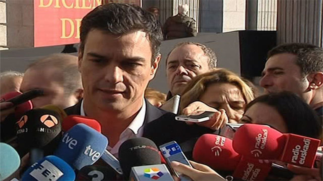 Sánchez pide a Rajoy renovar la Constitución