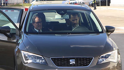 El Rey 'conduce' a Mas en su primer acto juntos tras el 9N