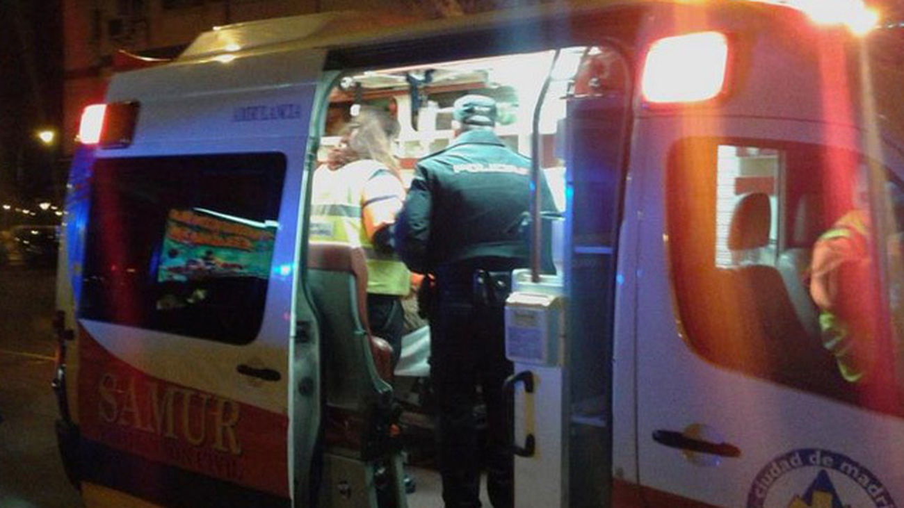 Encuentran a un hombre muerto y otro herido leve en un callejón en Madrid