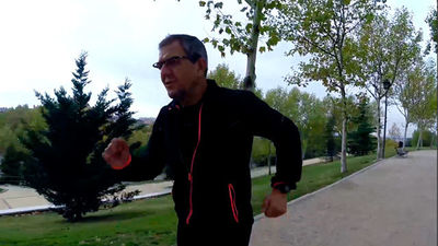 Alberto corre con pesas