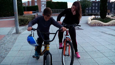 Esther se sube a la bici