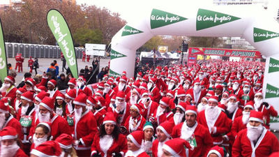 Miles de Papás Noel toman la Castellana en busca del récord Guinness