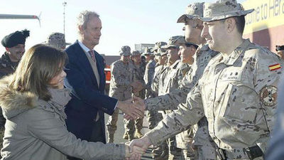 Sáenz de Santamaría ensalza la sanidad española en su primera visita a las tropas
