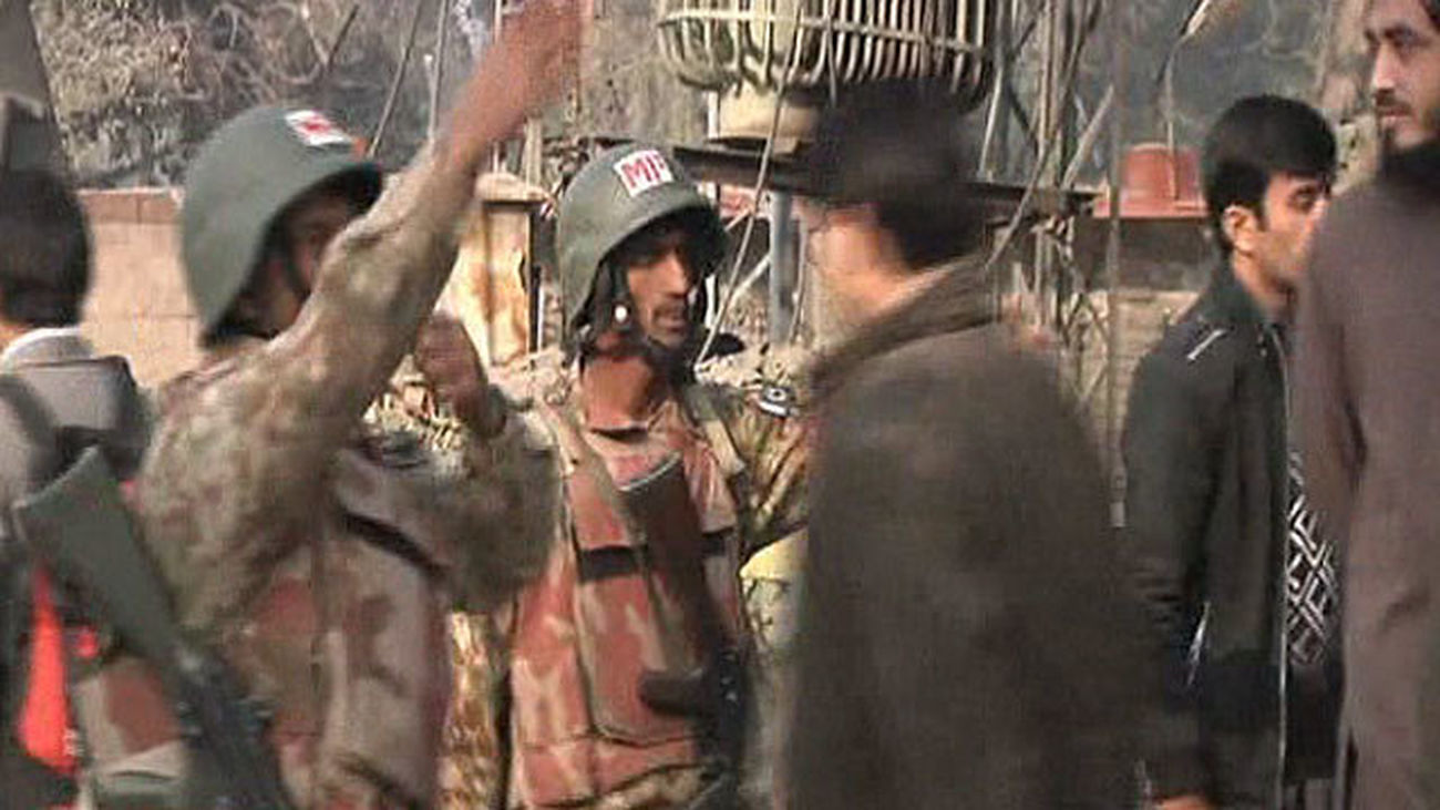 El ejército toma la escuela atacada en Pakistán con al menos 148 muertos
