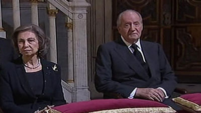 Los Reyes Juan Carlos y doña Sofía presiden el funeral por la duquesa de Alba