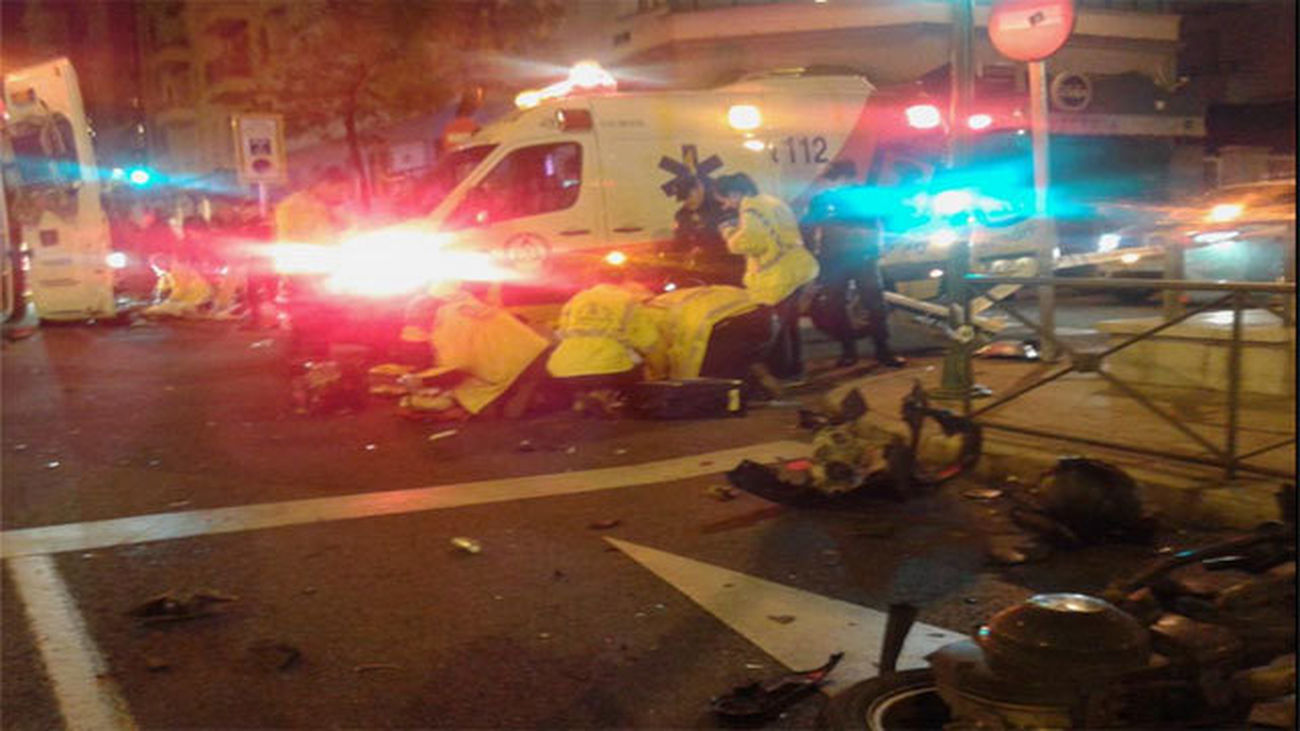 Saniutarios atienden a los accidentados