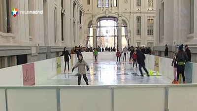 El Palacio de Cibeles vuelve a convertirse en pista de hielo esta Navidad