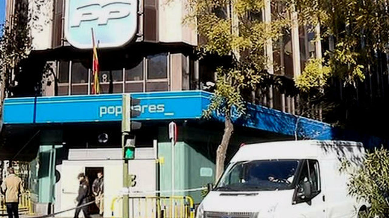 El PP comienza a reparar la entrada principal de su sede tras el ataque de este viernes
