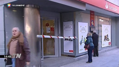 Tres hombres atracan un banco en Madrid y hieren a empleada