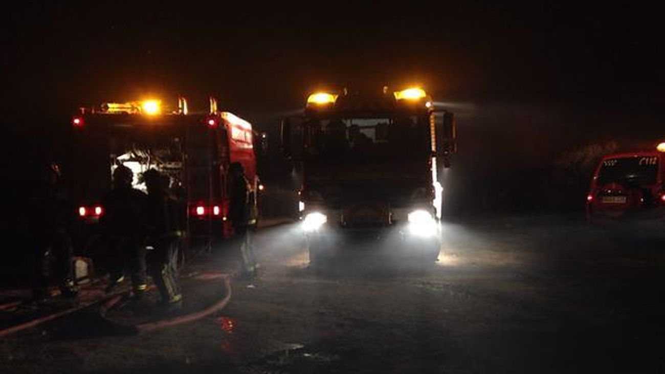 Un incendio destruye dos  almacenes de fruta en Aldea del Fresno