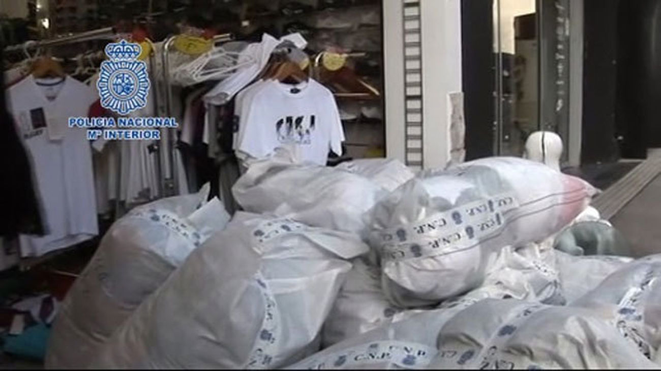 Intervienen 14.500 prendas de marca falsas que  se vendían en tiendas de La Junquera