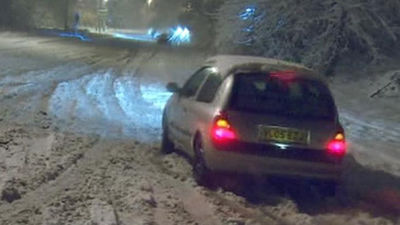 Decenas de conductores atrapados por nevadas en el norte de Inglaterra