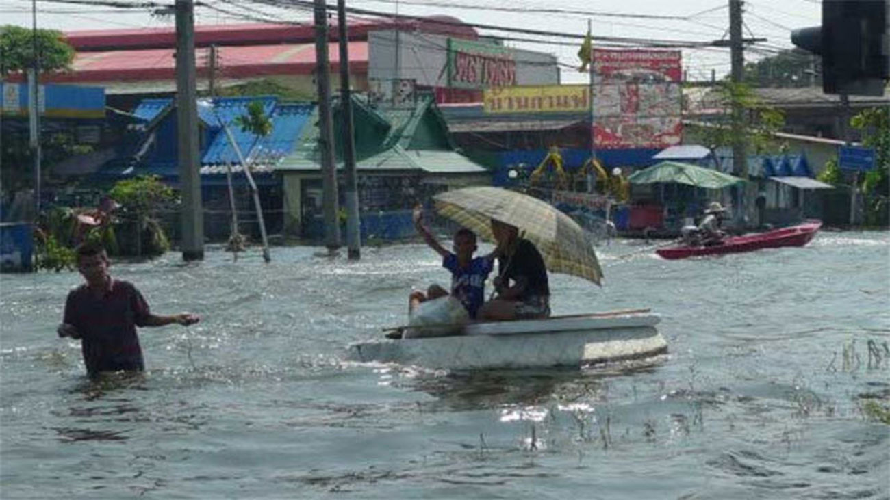 Al menos 8 muertos y 132.000 evacuados por las inundaciones en Malasia