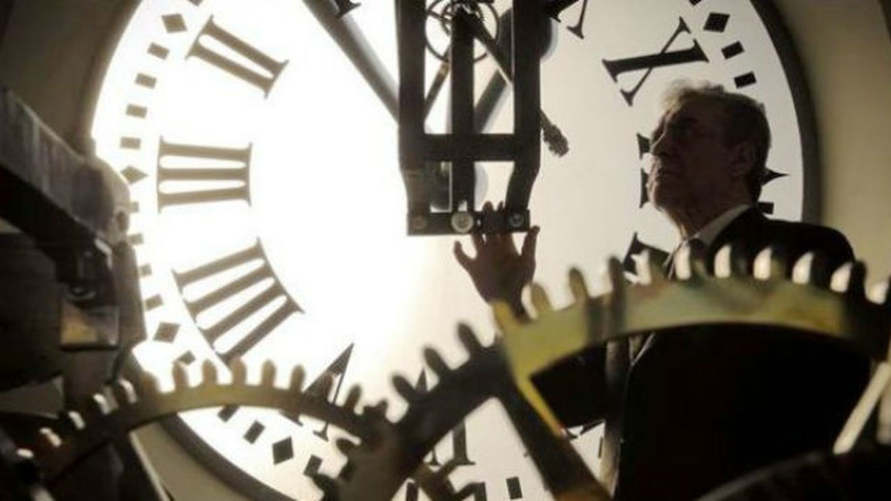 La Comunidad homenajea al relojero que donó a Madrid el reloj de Sol