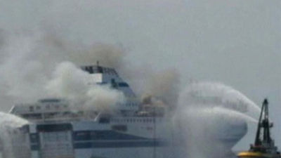 Un muerto y 165 rescatados del ferri italiano incendiado con 478 personas