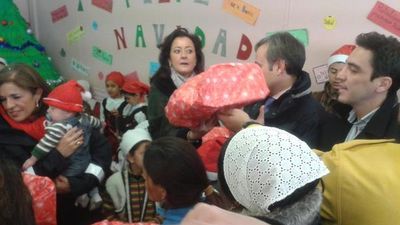 Botella reparte juguetes a los niño de los centros de Valdelatas y San Roque