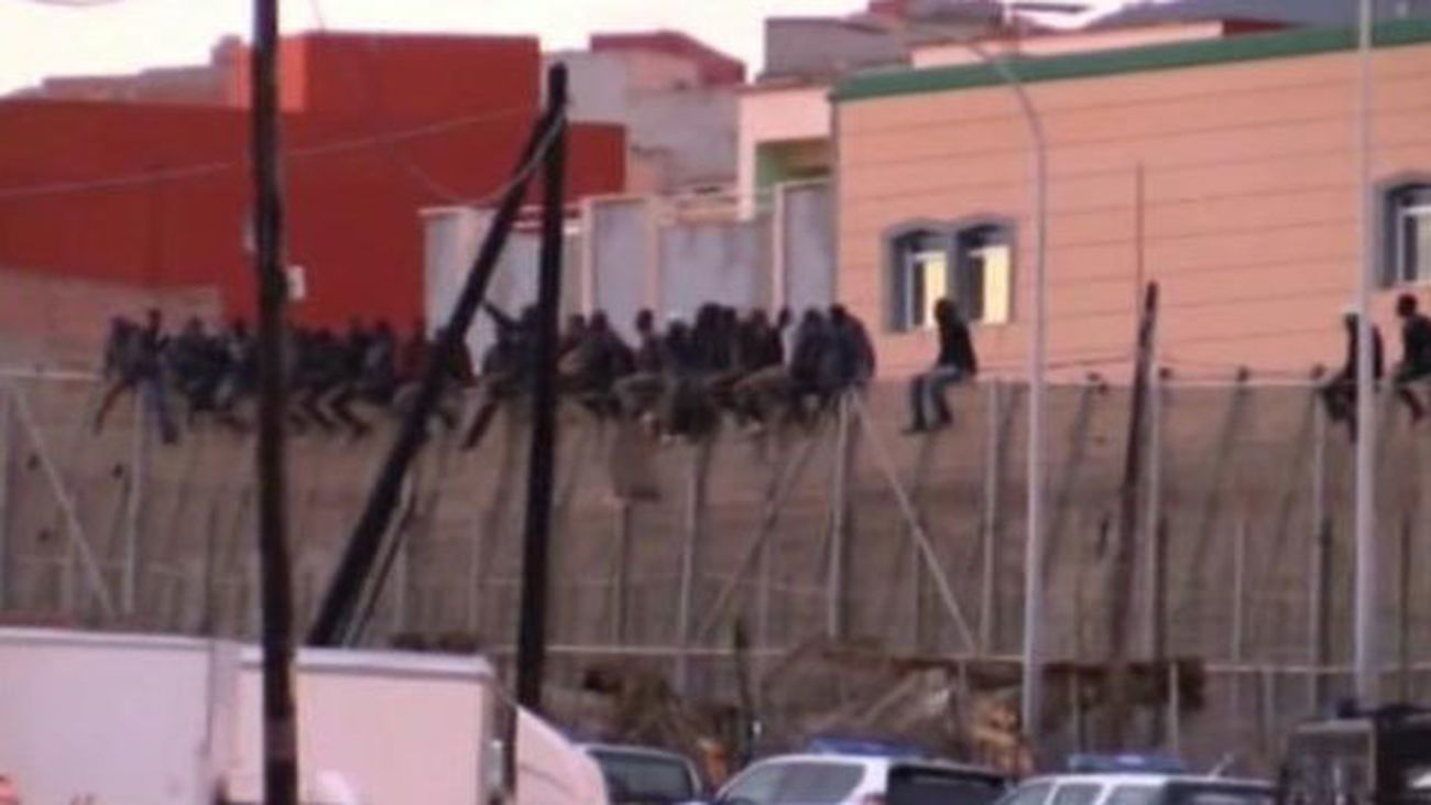 Inmigrantes saltan la valla de Melilla
