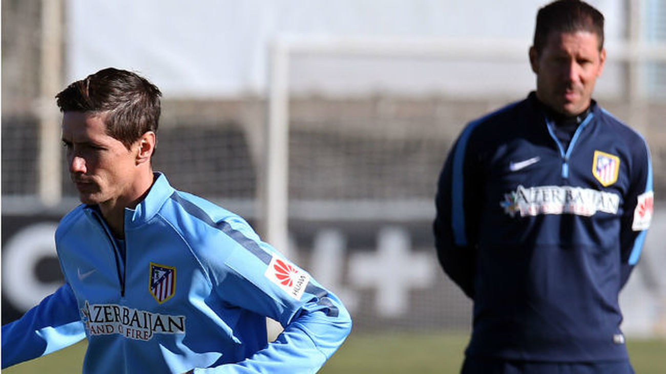 Baño de masas en el primer entrenamiento de Torres con el grupo