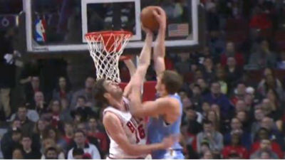Pau Gasol tapona a los Nuggets