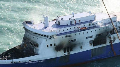 El 'Norman Atlantic' llegó remolcado al puerto italiano de Brindisi