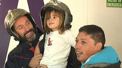 Los bomberos de la Comunidad reparten regalos a los niños ingresados en el Marañón