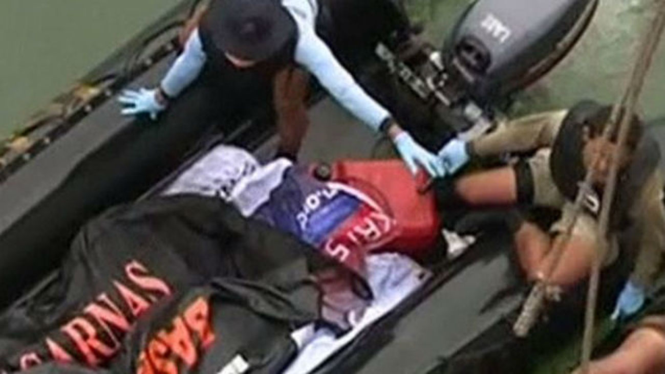 Investigan otro objeto que podría pertenecer al avión de AirAsia siniestrado