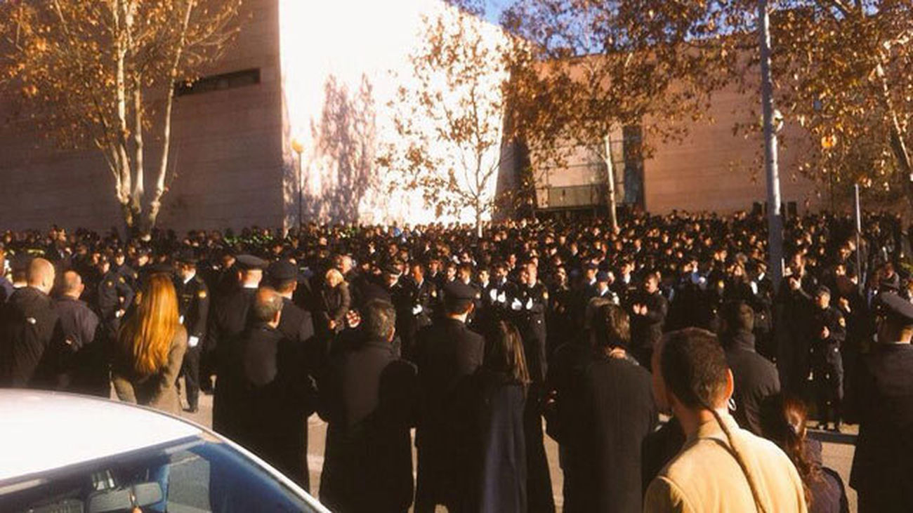 Compañeros despiden entre aplausos al policía arrollado por un tren en Madrid