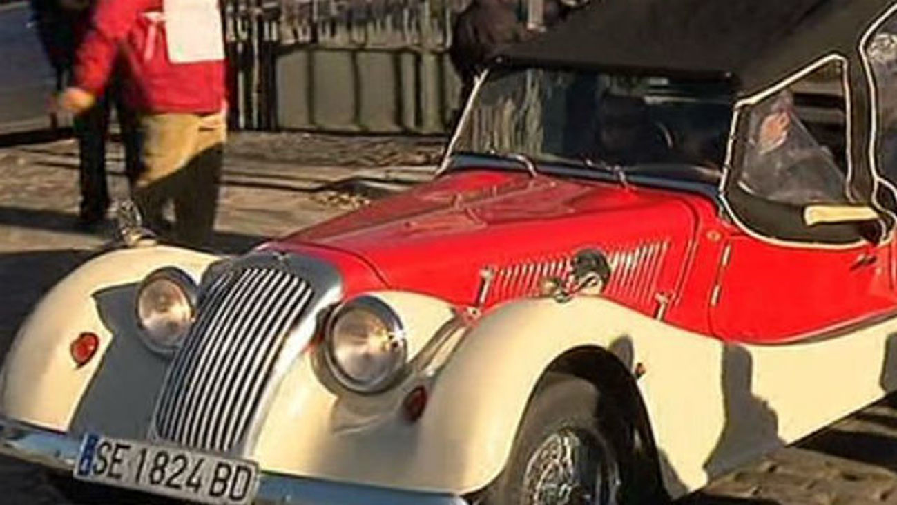 Vehículos antiguos reunidos para un evento solidario