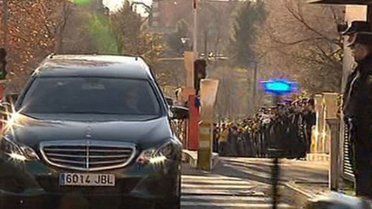 Medio millar de personas despiden con honores al agente de Policía arrollado