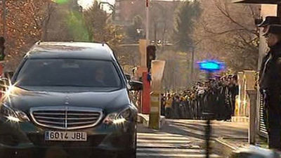 Medio millar de personas despiden con honores al agente de Policía arrollado