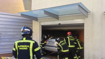 Dos heridas al empotrarse un coche en la entrada de un hospital de Vallecas