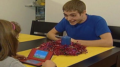 La Policía recomienda explicar a los niños los riegos del mal uso del móvil