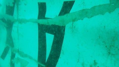 Encuentran la cola del avión de AirAsia en el fondo el mar de Java
