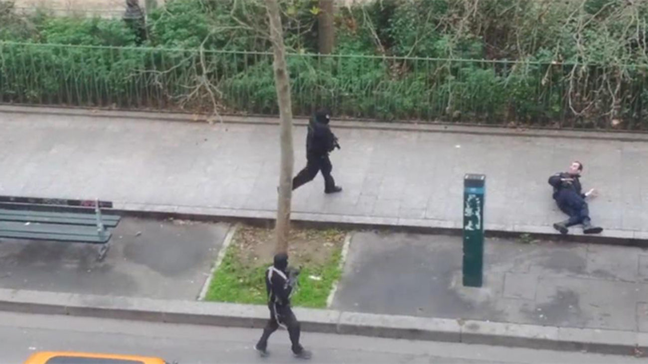 París: Tres terroristas matan a doce personas en la sede de periódico 'Charlie Hebdo'