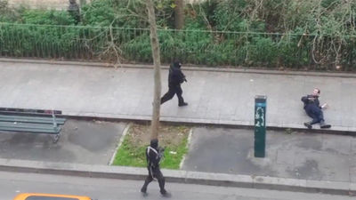 París: Tres terroristas matan a doce personas en la sede de periódico 'Charlie Hebdo'