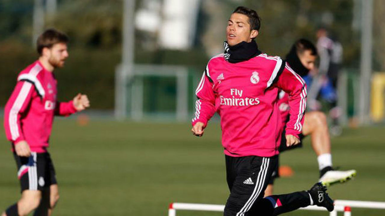 Cristiano se entrenó con los suplentes; listo para el sábado