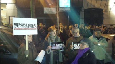 Gritos por la libertad de expresión y 'Todos somos Charlie' frente a la Embajada en Madrid